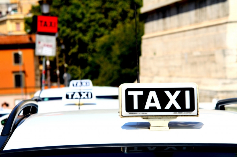 taxis-ST VALLIER DE THIEY-min_taxi_auto_rome_road_white-1051610